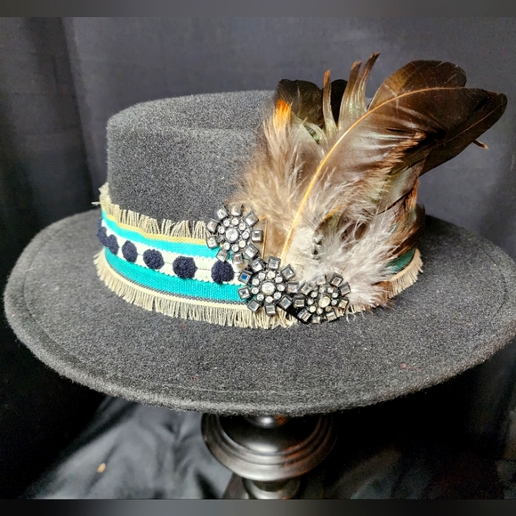 Accessories - Black felt decorated hat